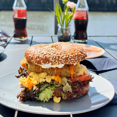 Ein üppig belegter Bagel