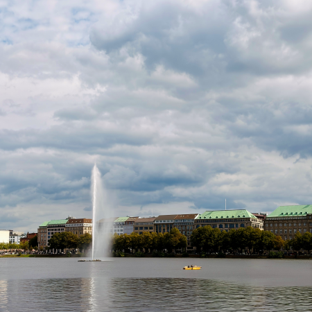 Die Binnenalster mit Fontäne vom Jungfernstieg aus