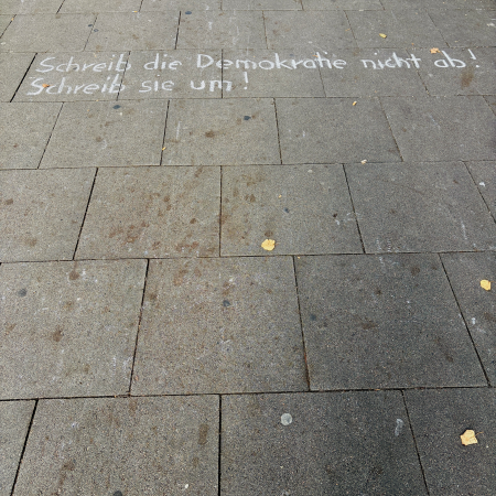 Kreide auf Pflaster: "Schreib die Demokratie nicht ab! Schreib sie um!"
