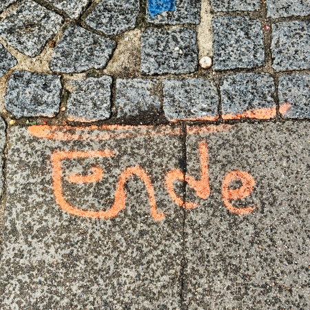 Der Schriftzug "Ende" auf einem gepflasterten Gehweg