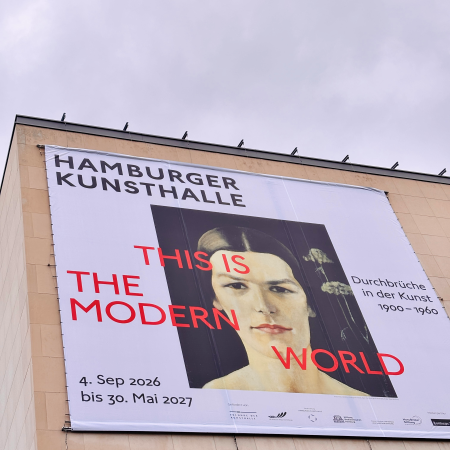 Die Fassade der Galerie der Gegenwart mit dem Riesen-Poster für die Ausstellung "This is the modern world"