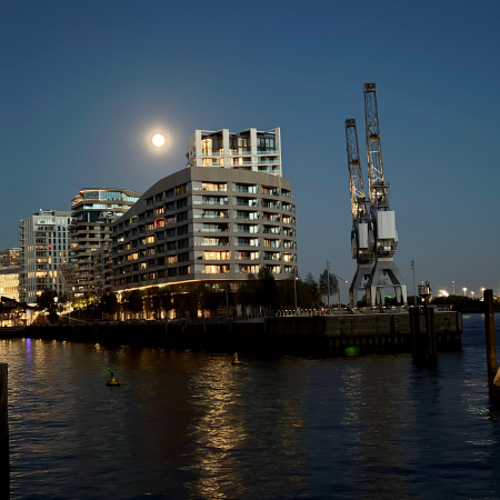 Die Hafencity bei anbrechender Dunkelheit, Vollmond über den Neubauten
