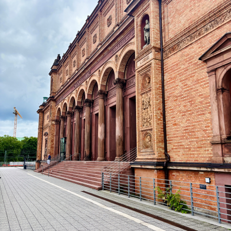 Die Front der Kunsthalle (altes Gebäude)