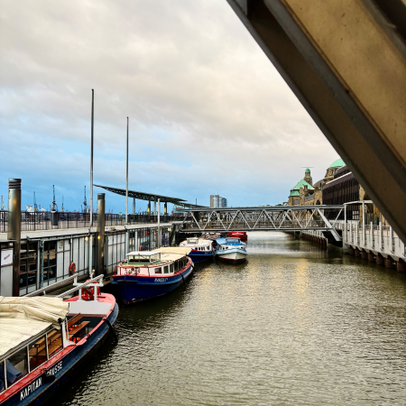 Blick über Barkassen an den Landungsbrücken