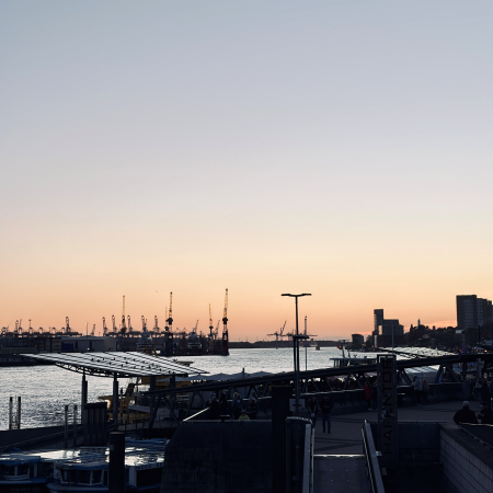 Blick von den Landungsbrücken über die Elbe bei Sonnenuntergang