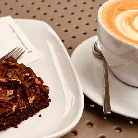 Ein Brownie, ein Kaffee