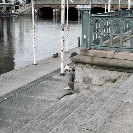 Ein Buch lesender Mann an der Außenalster