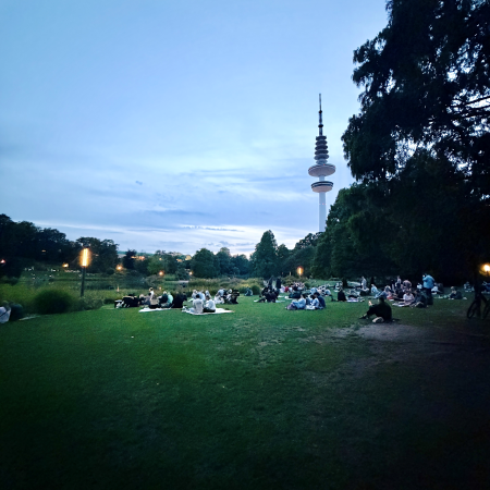 Gäste und Abendstimmung am abendlichen See in Planten un Blomen