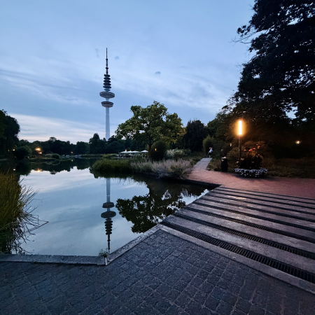 Gäste und Abendstimmung am abendlichen See in Planten un Blomen