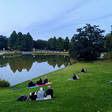 Gäste und Abendstimmung am abendlichen See in Planten un Blomen