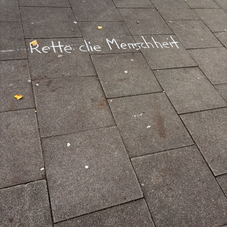 Kreide auf Pflaster: "Rette die Mensschheit"