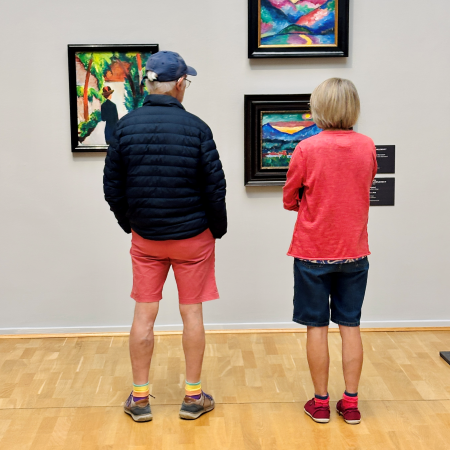 Gäste in der Ausstellung this is the modern world
