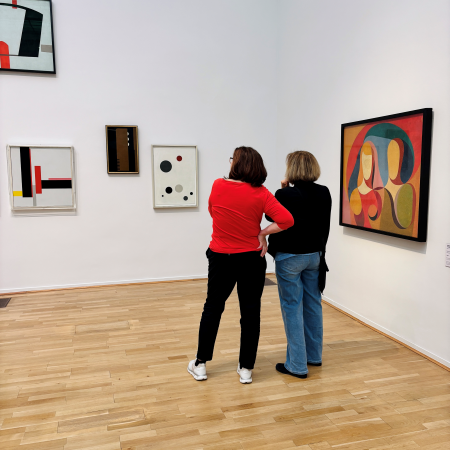 Gäste in cer Ausstellung "This is the modern world"