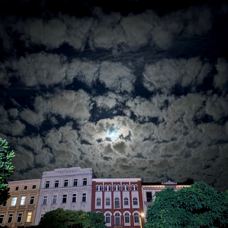Vollmond hinter Wolken über Sankt Georg