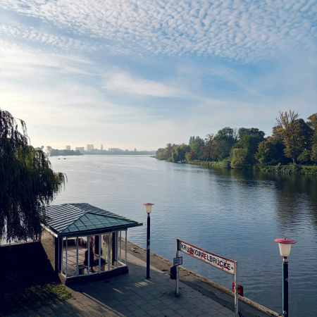 Der Anleger Krugkoppelbrücke, von der Brücke aus aufgenommen