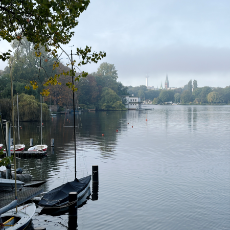 Segelboote an Stegen an der Außenalster