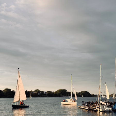 Segelboote auf der abendlichen Alster