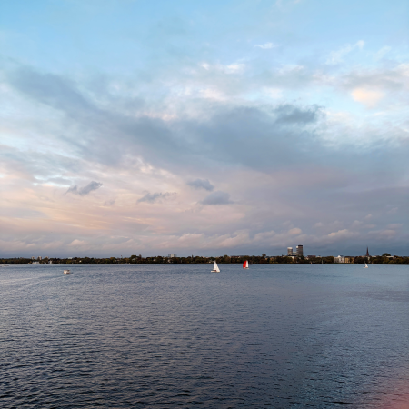 Blick über die Außenalster mit Segelbooten