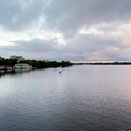 Blick über die Außenalster von der Kennedybrücke aus