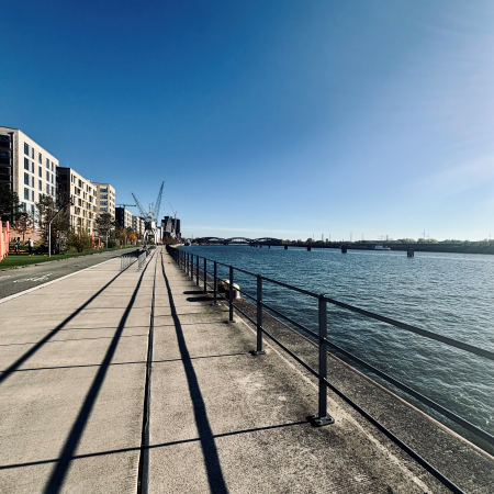 Eine Promenade in der Hafencity am Baakenhafen