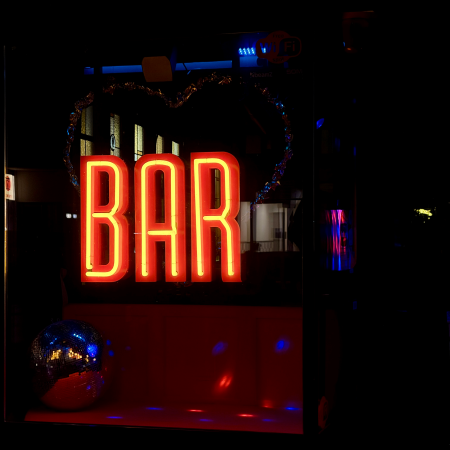 Ein Neonschriftzug: Bar