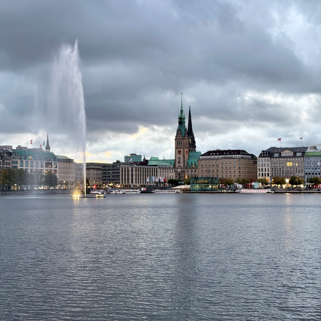 Blick über die Binnenalster mit Fontäne