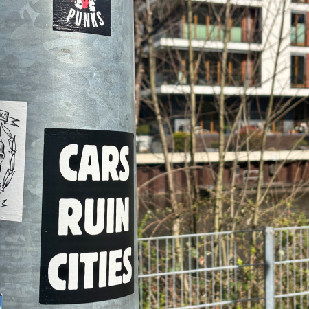 Ein Sticker: Cars ruin cities