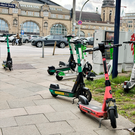 Im Weg stehende E-Scooter