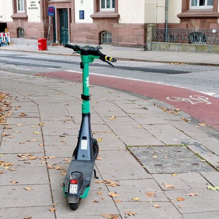 Ein im Weg stehender E-Scooter