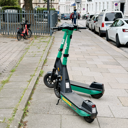 Im Weg stehende E-Scooter