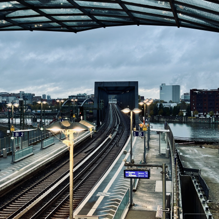 Blick von der Station Elbbrücken (S-Bahn) Richtung Südelbien