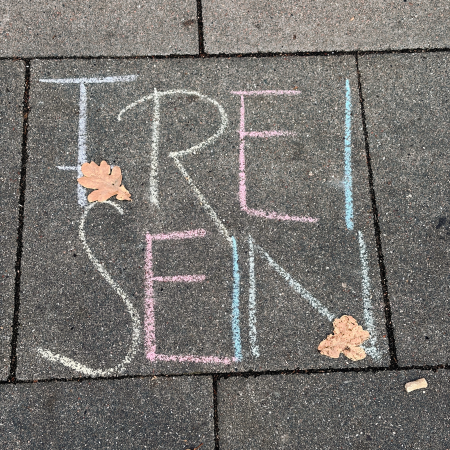Kreide auf Pflaster: "Frei sein"