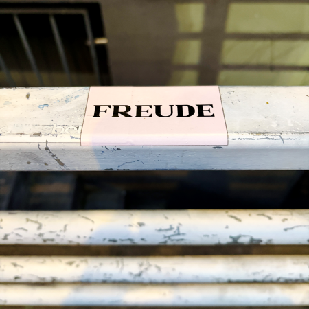 Ein Sticker auf einem Geländer: "Freude"