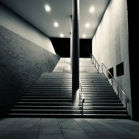 Schwarzweißbild einer Neubautreppe in der Hafencity