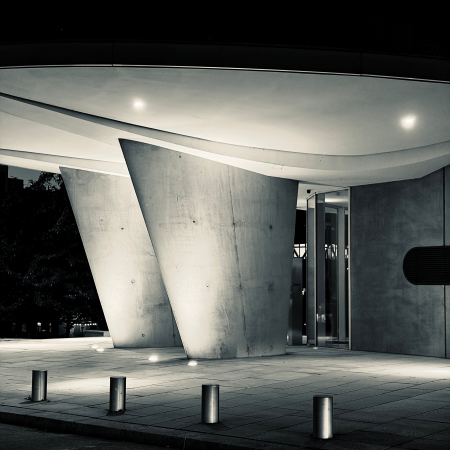 SW-Foto eines brutalistisch wirkenden Neubau-Eingangs in der Hafencity