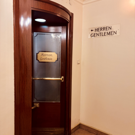 Die Drehtür zum Toilettenbereich im Hansa-Theater