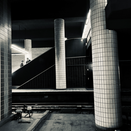SW-Foto von Rolltreppen im Hbf