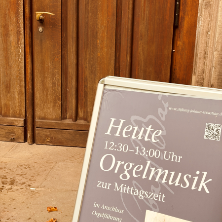 Das Hinweisschild für die Orgelmusik zur Mittagszeit