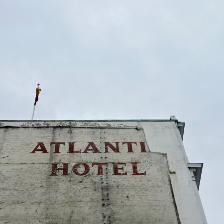 Eine schäbig aussehende Wand des Hotels Atlantlics, die nach dem Abriss der Nachbarhäuser gerade freiliegt