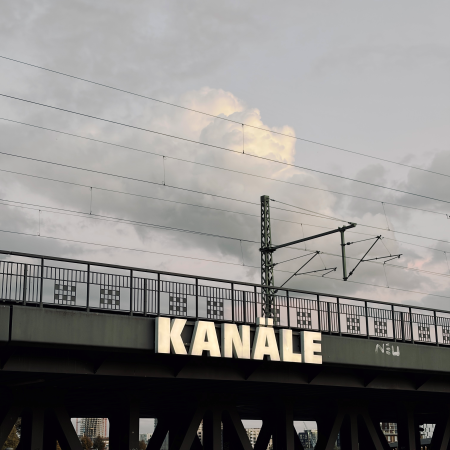 Die Oberhafenbrücke mit dem großen Schriftzug "Kanäle"