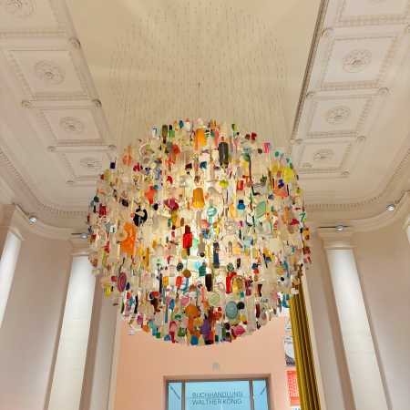 Eine riesige moderne Lampe im Foyer des Museums