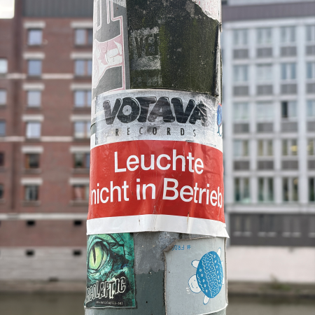 Ein Aufkleber an einer Laterne: Leuchte nicht in Betrieb