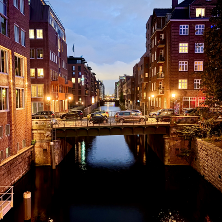 Ein Fleet am Hafen bei Nacht