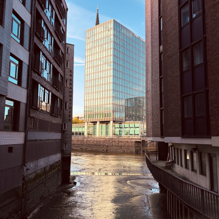 Ein Hochhaus am Nikolaifleet