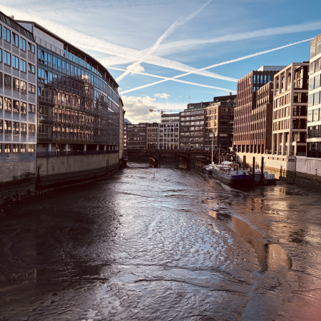 Blick über das Nikolaifleet Richtung Theaterschiff