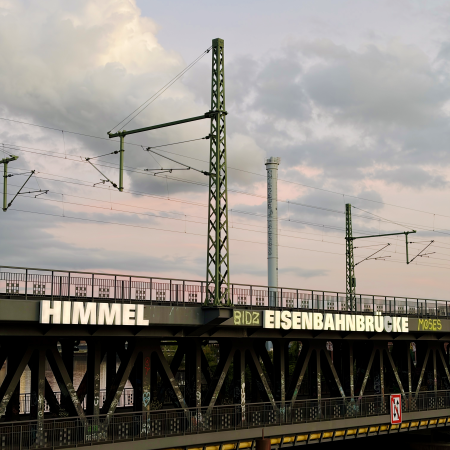 Die Oberhafenbrücke mit den großen Schriftzügen "Himmel" und "Eisenbahnbrücke"