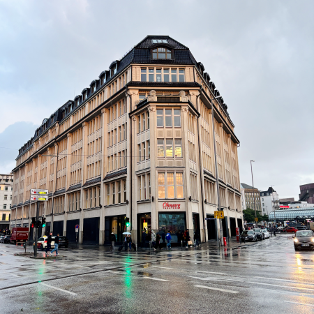 Das Bieberhaus mit dem Ohnsorgtheater im Regen