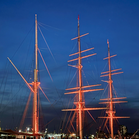 Die abends beleuchteten Masten der Rickmer Rickmers