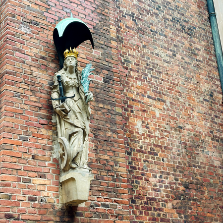 Skulptur an der Fassade von Sankt Katharinen (Katharina darstellend)