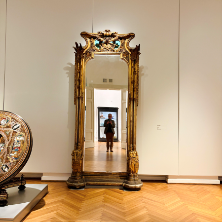 Selbstporträt in einem Spiegel im Museum